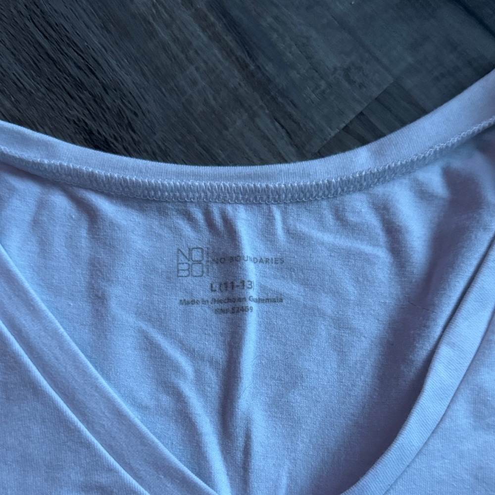 No Boundaries White V-Neck Crop Top - Picture 2 of 2